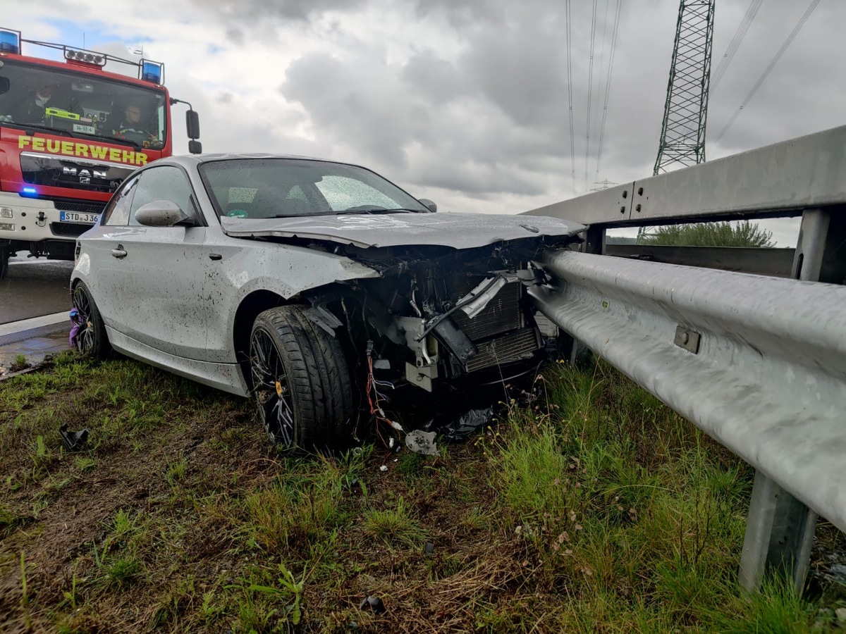 POL-STD: Autofahrer bei Unfall auf der A26 leicht verletzt