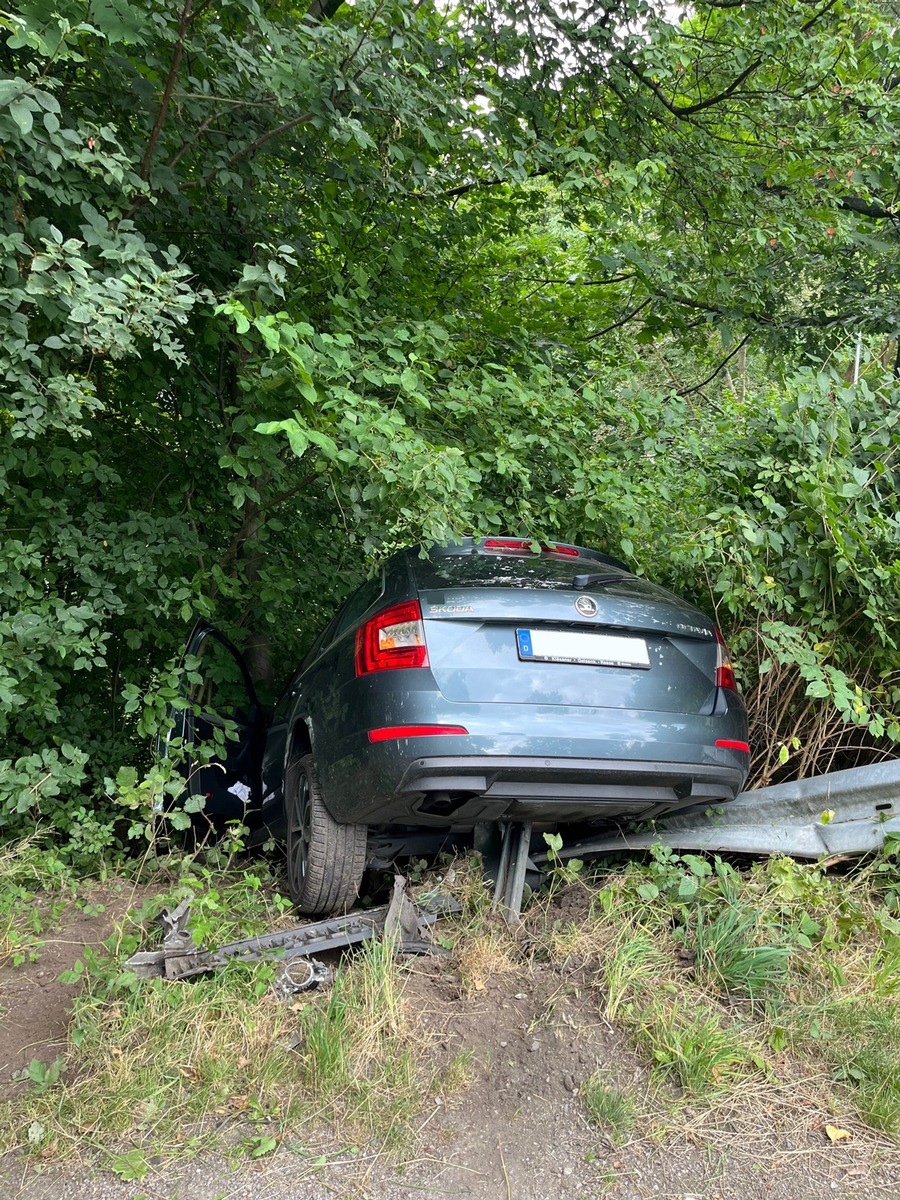 POL-BO: Von der Fahrbahn abgekommen: Autofahrer (64) nach Alleinunfall in Herne leicht verletzt