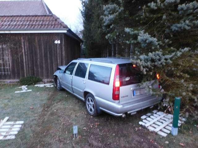 POL-HK: Soltau: Scheibe eines Baggers beschädigt; Bispingen: Unfallfahrt endet an Carport (Fotos anbei; Walsrode: Alkoholisiert und zu schnell - Pkw landet im Vorgarten