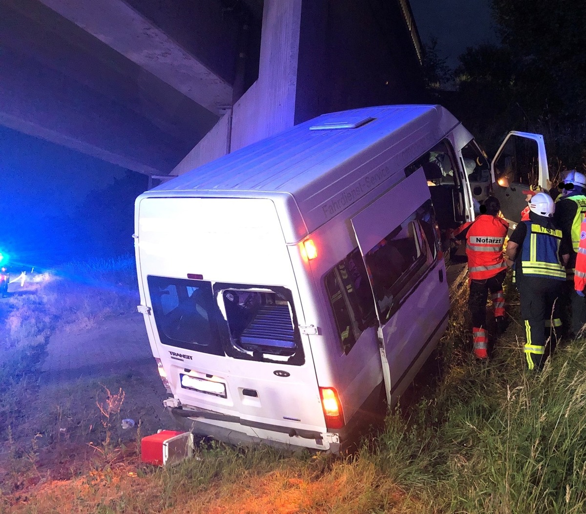 POL-PDPS: Zweibrücken - Transporter fährt gegen Autobahnbrücke