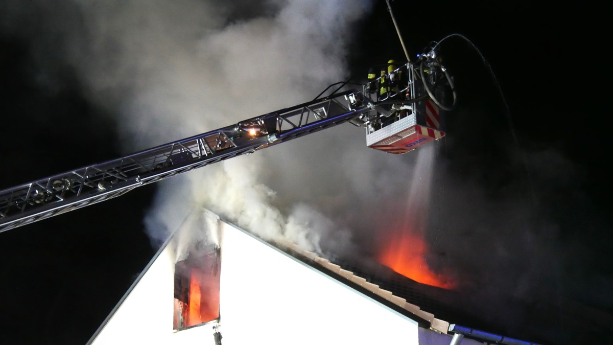 FW Celle: Wohnung in Vollbrand / Vier verletzte Personen