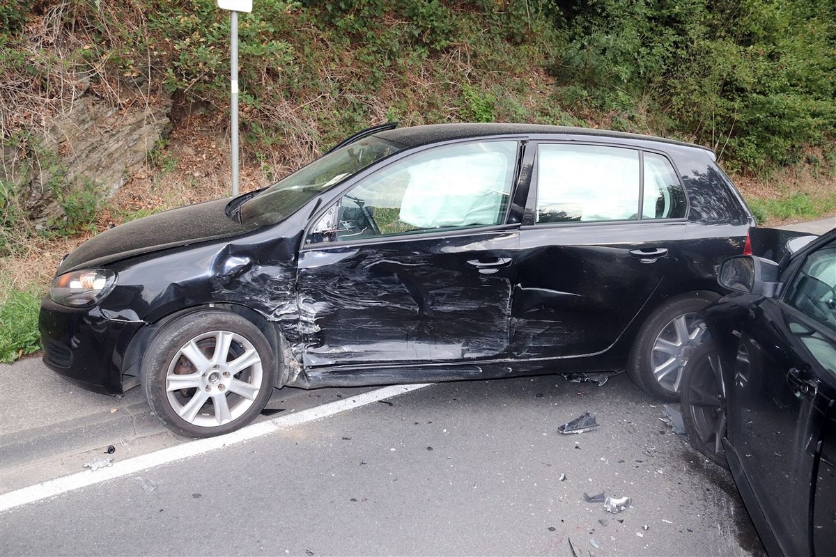 POL-OE: Vorfahrt missachtet - Zwei Pkw-Fahrerinnen verletzt