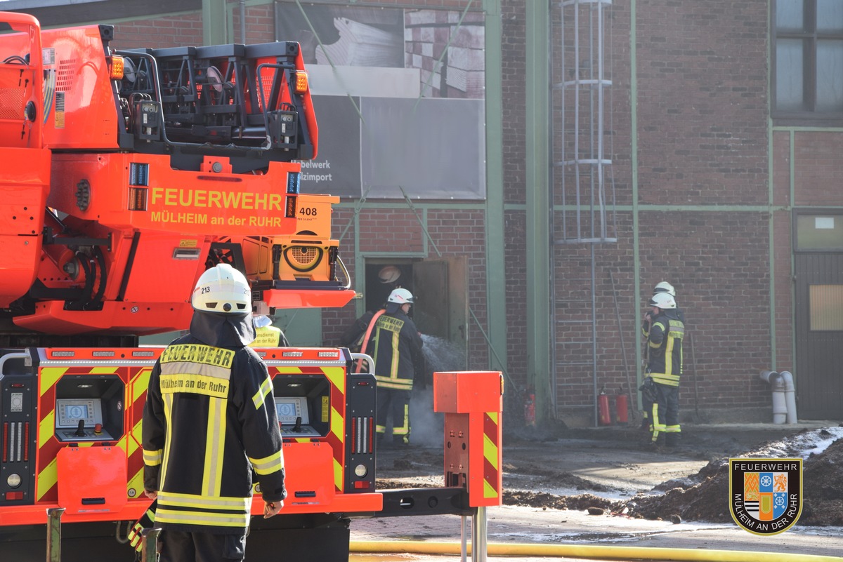 FW-MH: Brand in einem Spänesilo. Lang andauernder Einsatz für die Feuerwehr.