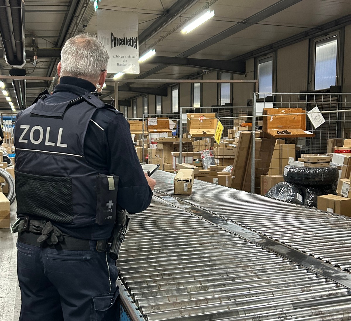 GZD: Zoll nimmt Paketdienstleister ins Visier Bundesweite Schwerpunktprüfung gegen Schwarzarbeit und illegale Beschäftigung