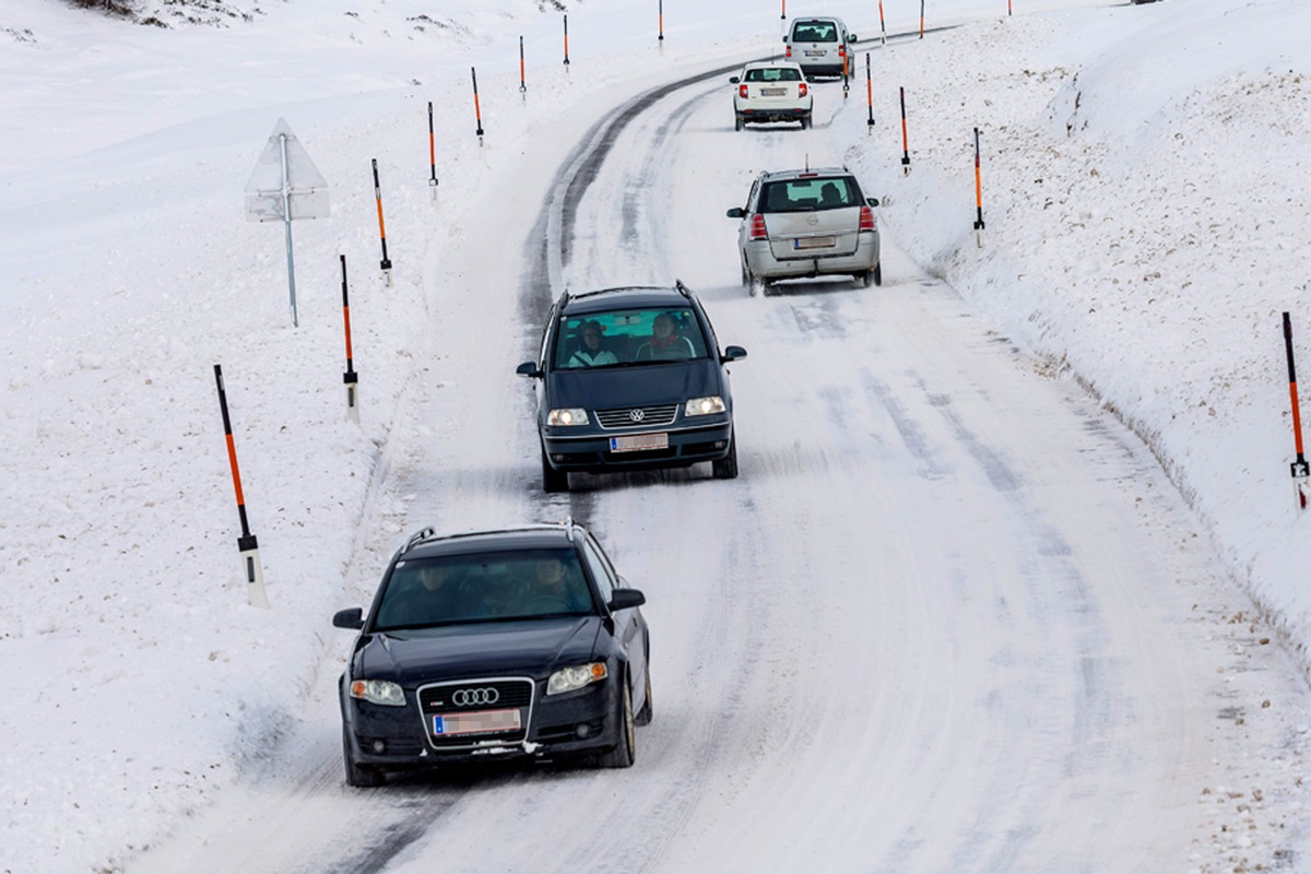 Mit dem Auto in die Winterferien - sicher unterwegs bei Eis und Schnee