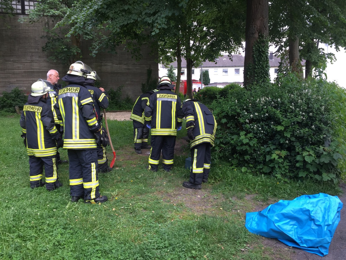 FW-AR: Feuerwehr sichert unbekannte Substanz auf Neheimer Kinderspielplatz