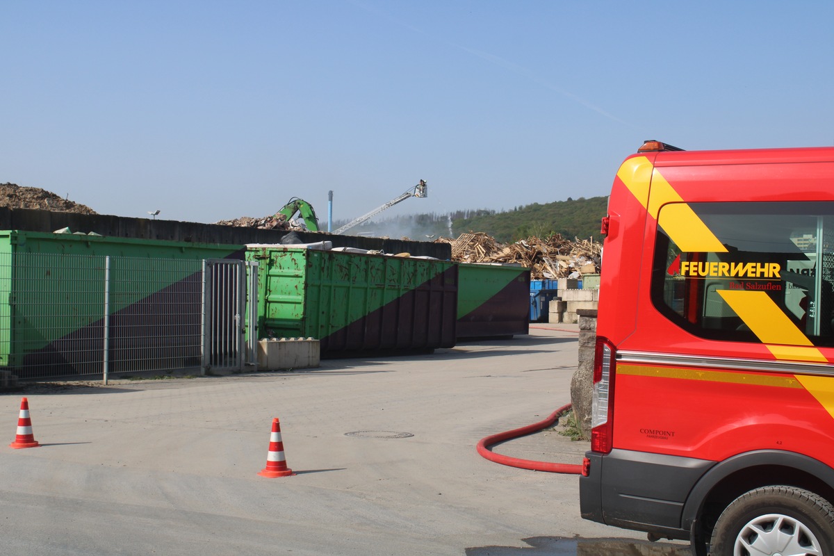 FF Bad Salzuflen: Brennende Holz- und Papierstapel halten Feuerwehr Bad Salzuflen über Stunden in Atem / Verletzt wird bei dem Einsatz niemand