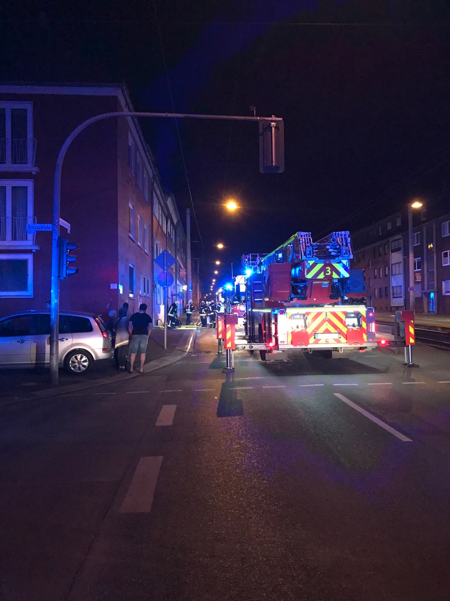 FW-GE: Feuer mit Menschenleben in Gefahr im Stadtteil Schalke - Ein Verletzter bei Wohnungsbrand