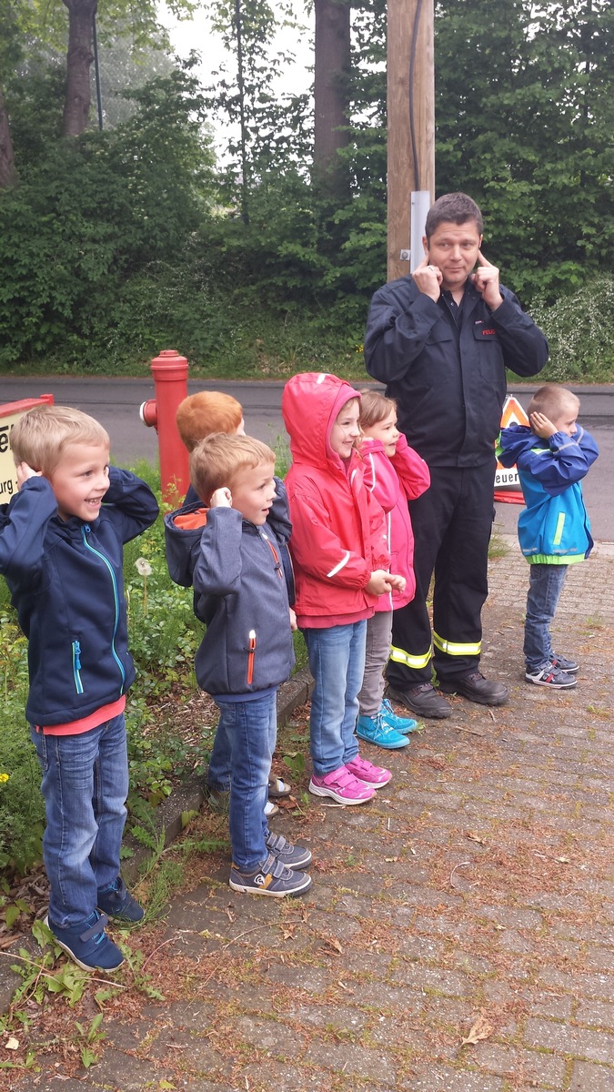 FW-KLE: Vorschulkinder bei der Feuerwehr: Früh übt sich!