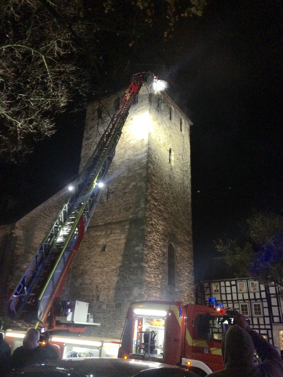 FW-EN: Mehr als 80 Einsatzkräfte der Hattinger Feuerwehr üben den Ernstfall an der St.-Georgs-Kirche