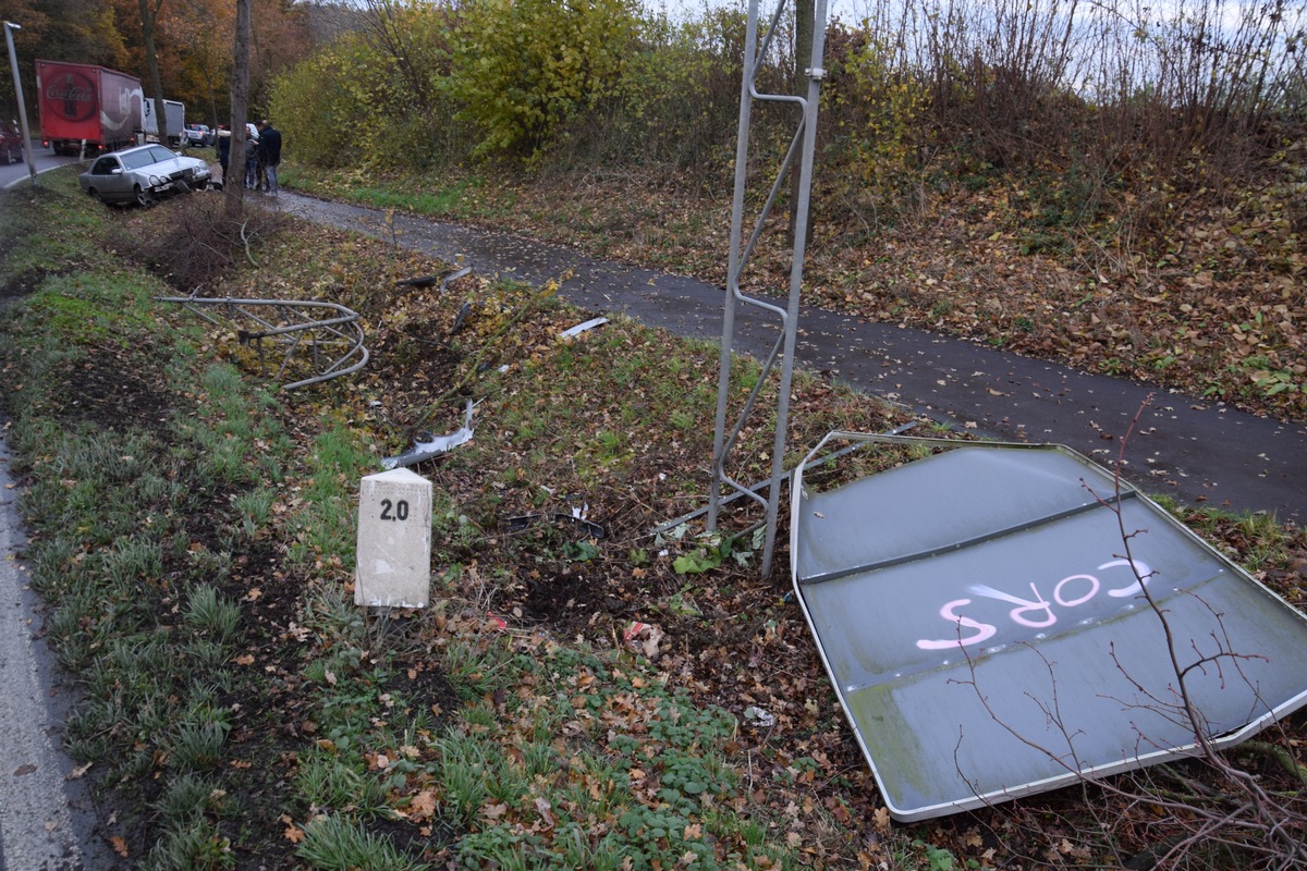 POL-HF: Fahrerin steuert in Straßengraben- Zeugen gesucht