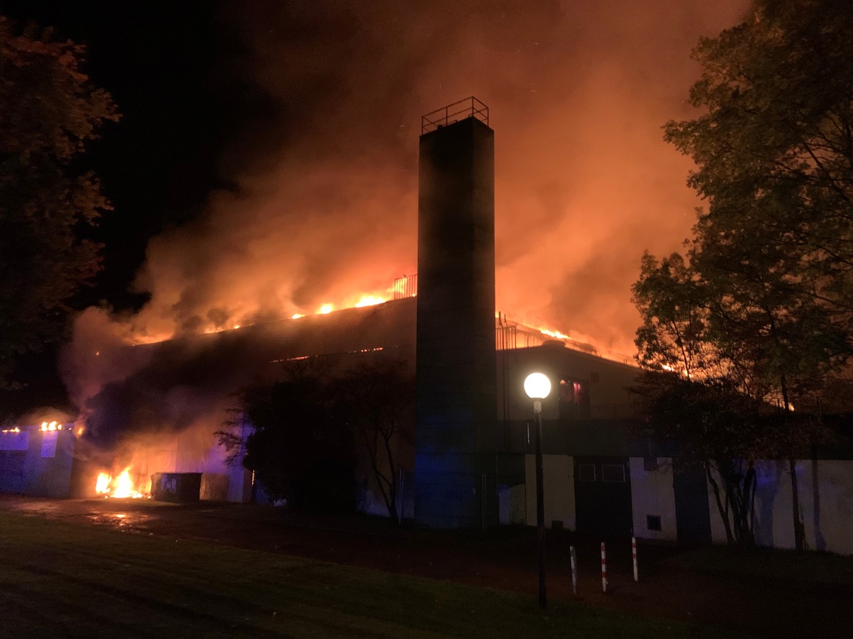 FW-GLA: Sporthalle in Rentfort-Nord in Vollbrand