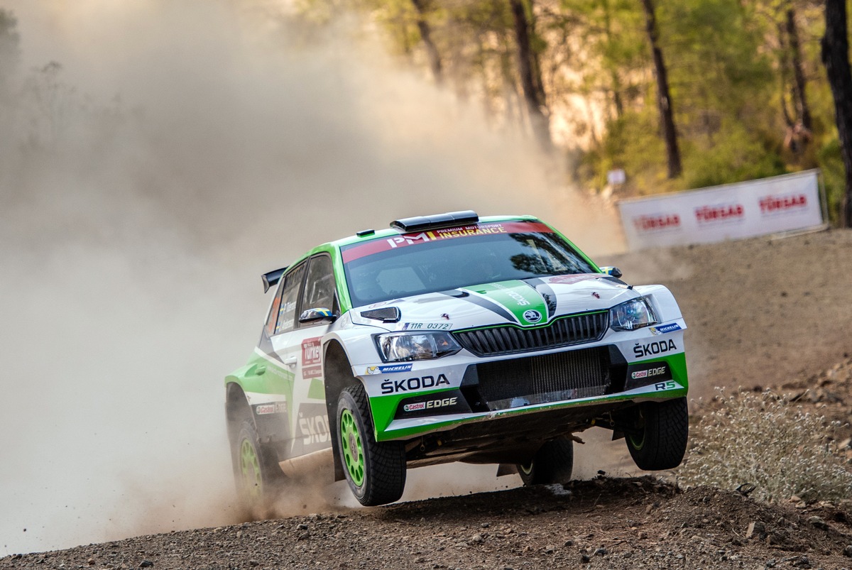 Rallye Großbritannien: Champion Tidemand und SKODA Junior Rovanperä fahren um WRC 2-Sieg (FOTO)