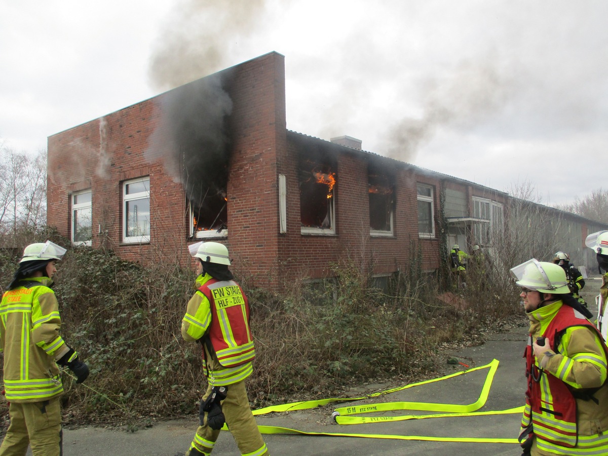 POL-STD: Großalarm für Stader Feuerwehr - Brand in leerstehendem Betriebsgebäude schnelle gelöscht