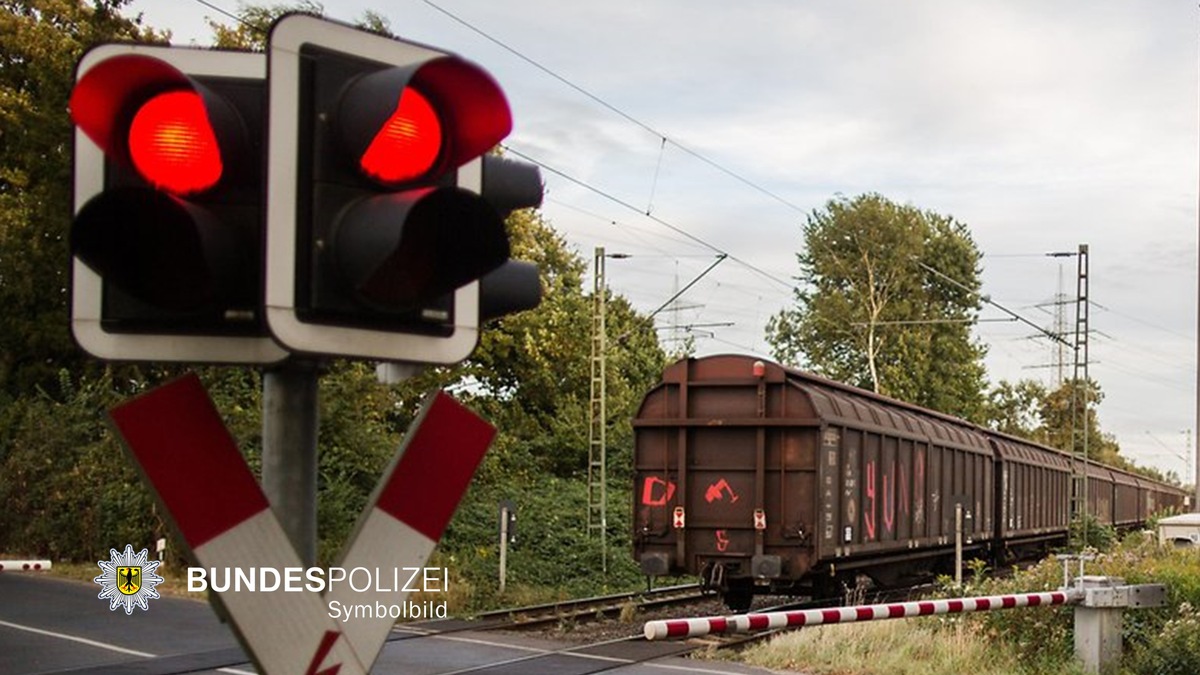 BPOL-KS: Schrankenbaum abgerissen - Unfall am Bahnübergang