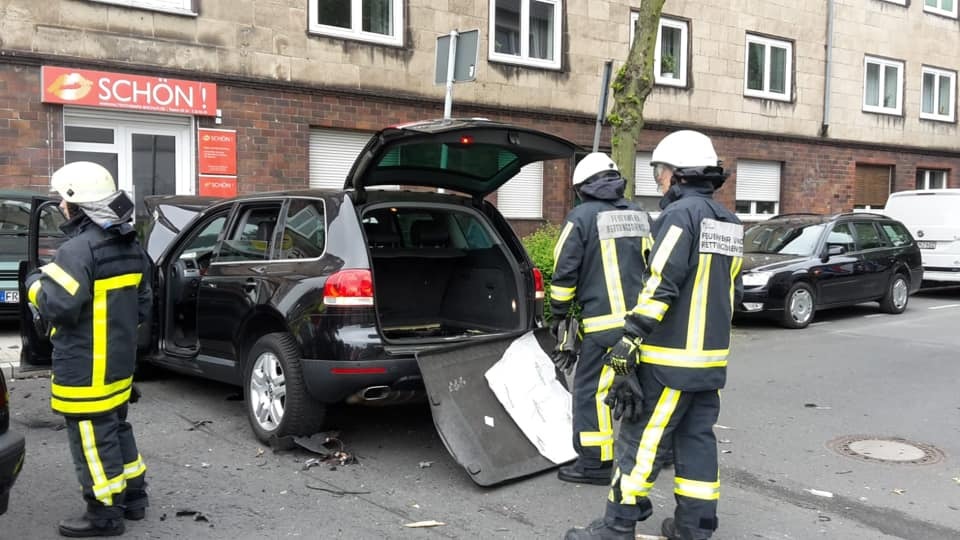 FW-BO: Fahrzeug streift Hauswand in Innenstadt