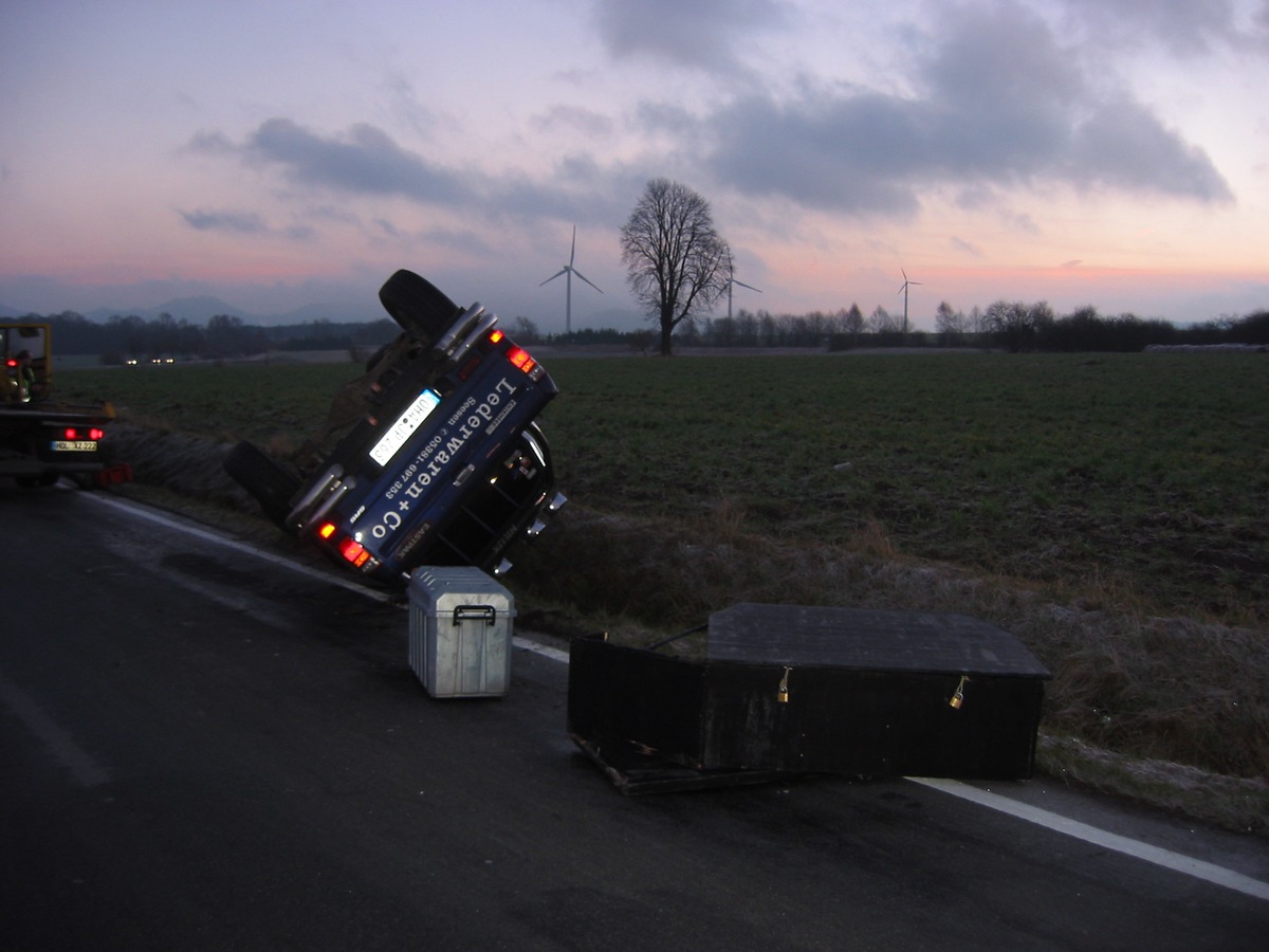 POL-HOL: Landesstraßen 581 und 583: Stadtoldenorf - Arholzen und Stadtoldendorf - B 64: Fünf Glatteisunfälle in 25 Minuten - Zwei schwer- und eine leicht verletzte Person -