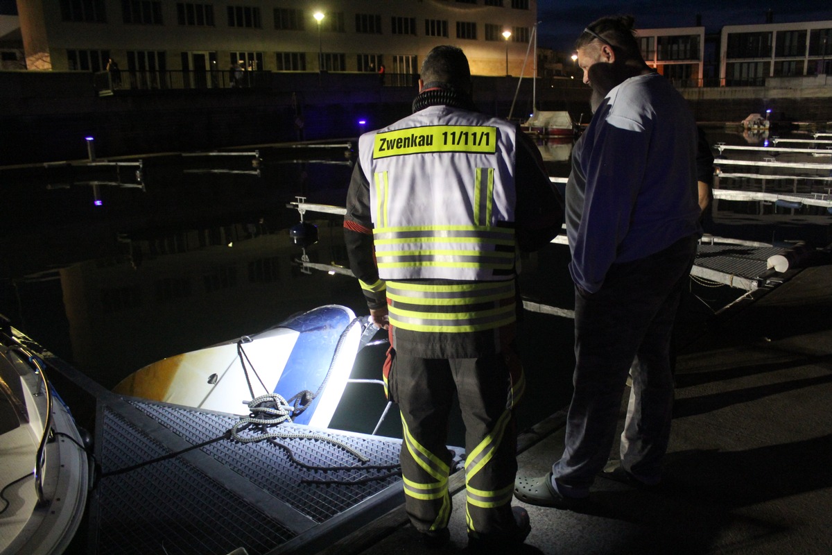 FW LK Leipzig: Motorboot untergegangen - Zwenkauer See