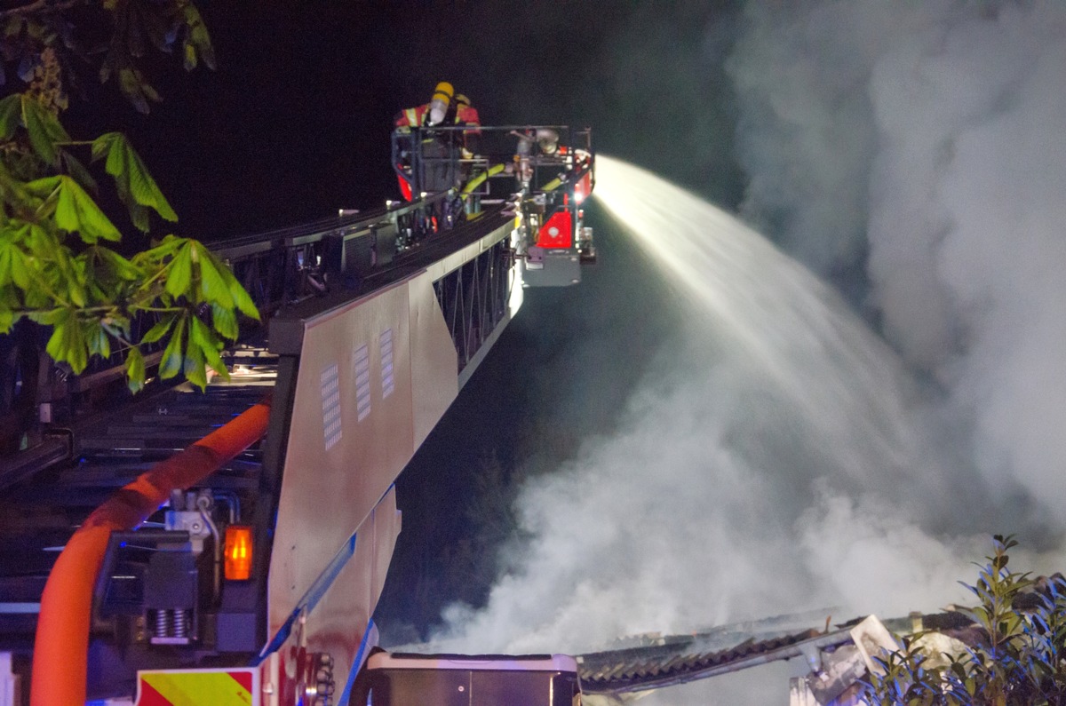 FW-RD: Brennende Lagerhalle löst Großeinsatz in Rendsburg aus - 60 Einsatzkräfte waren im Einsatz