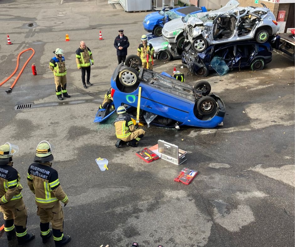 FW Stuttgart: Eine Feuerwehrfrau und 29 Feuerwehrmänner bestehen ihre Laufbahnprüfung