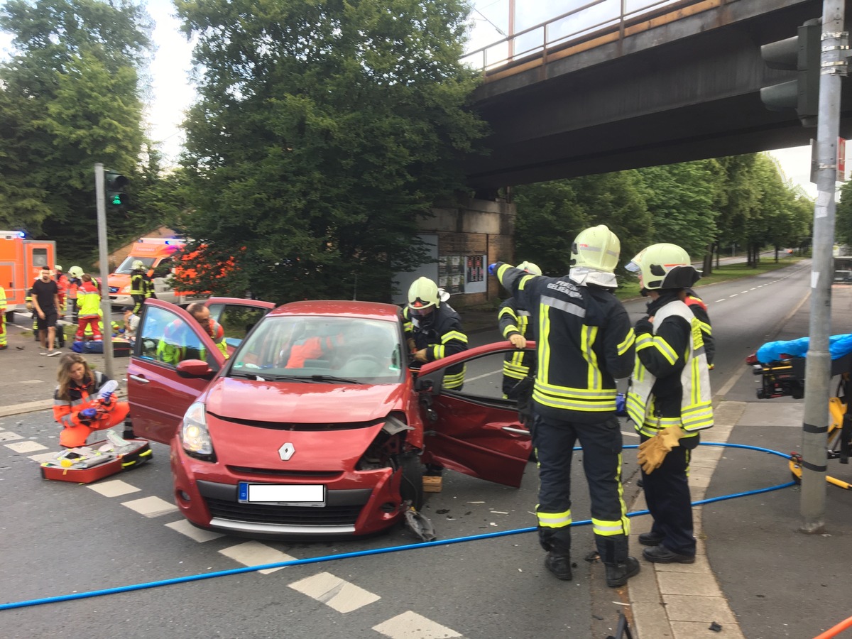 FW-GE: Schwerer Verkehrsunfall am Samstag-6 verletzte Personen - hoher Sachschaden