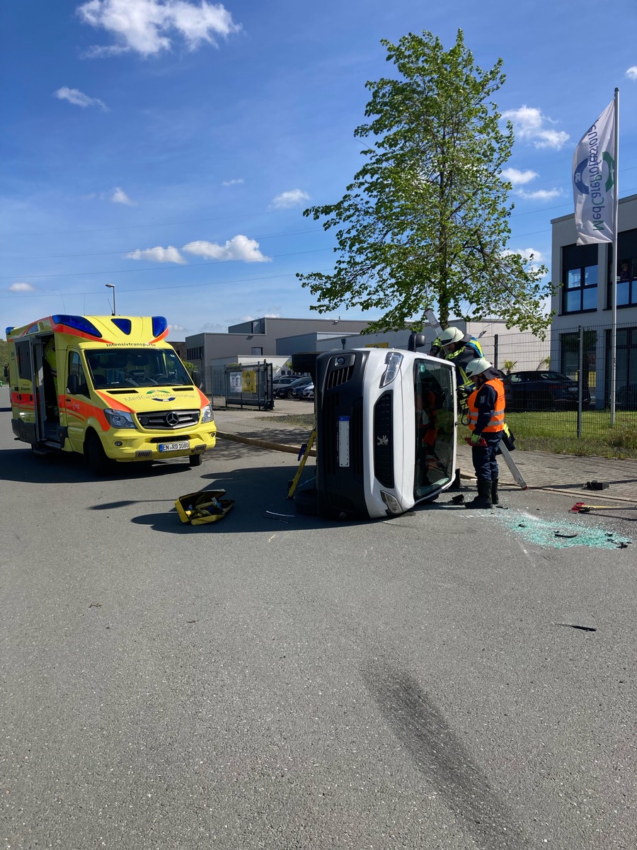 FW-EN: Verkehrsunfall mit zwei Verletzten &amp; Gasgeruch im Wohngebäude - Zwei nahezu zeitgleiche Einsätze für die Hattinger Feuerwehr