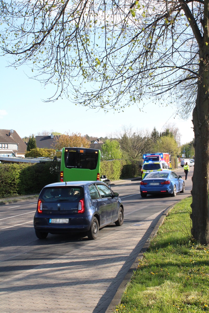 POL-SU: Linienbus fährt gegen Gartenhäuschen - Busfahrer leicht verletzt