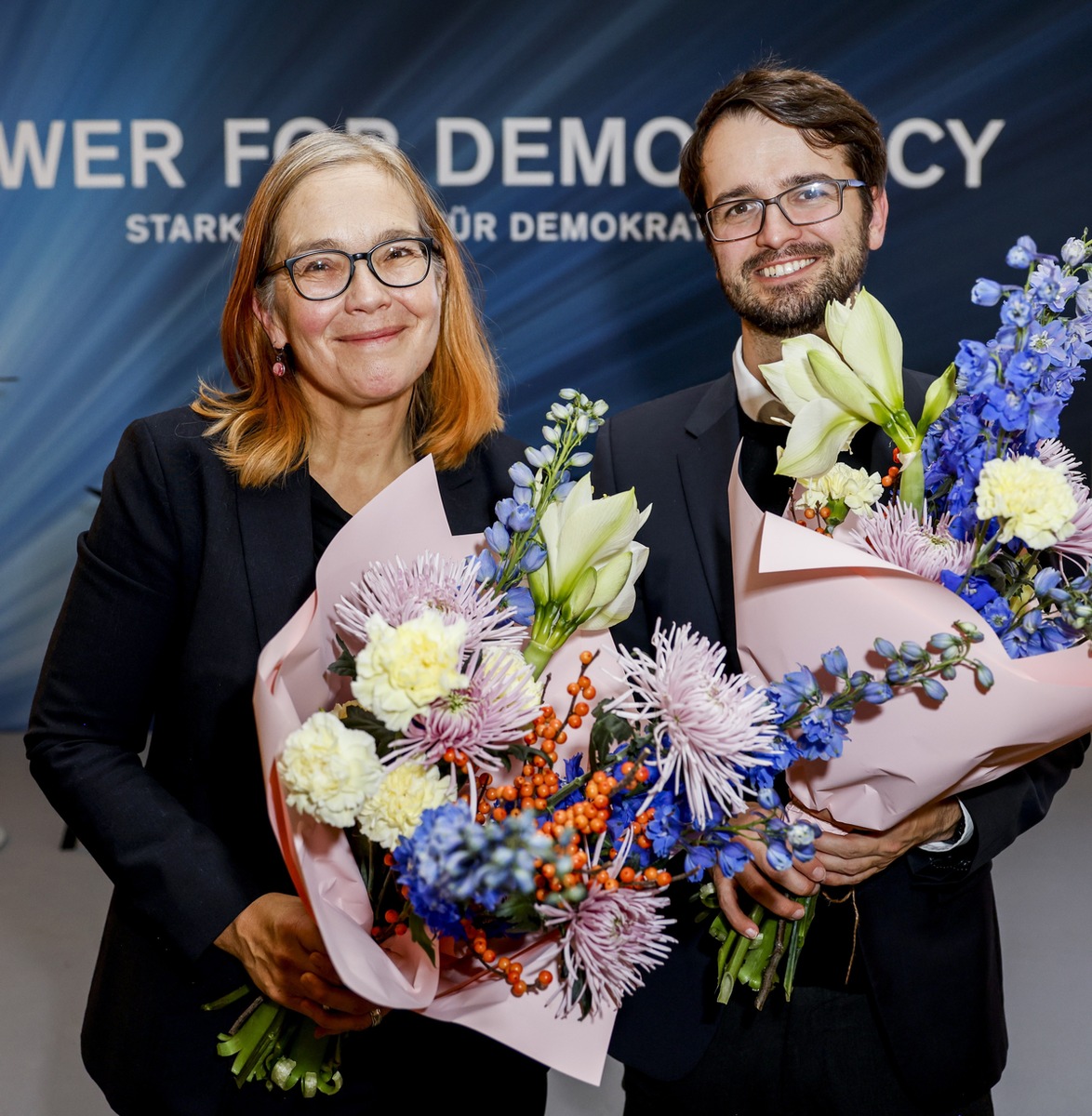 Preisverleihung: Die Organisation CeMAS und die Webdokumentation Gegen uns. erhalten für ihr zivilgesellschaftliches Engagement den Demokratiepreis Power for Democracy