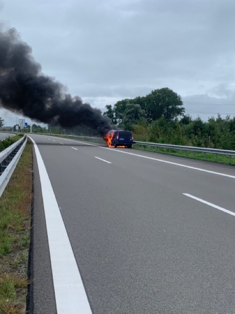 POL-STD: 1. Fahrzeug auf A26 ausgebrannt, 2. A26 heute Abend voll gesperrt