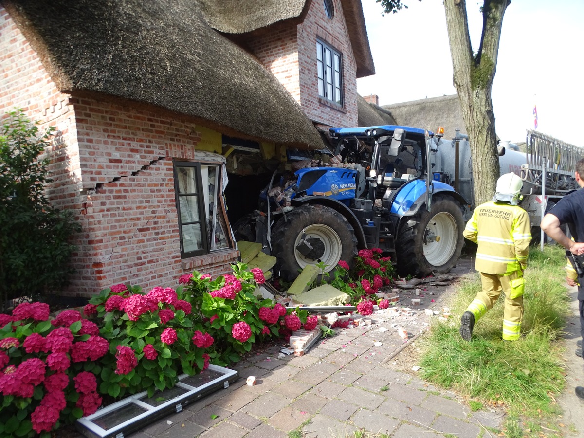 POL-FL: Nieblum / Föhr: Traktor mit Anhänger kollidiert mit Gebäude