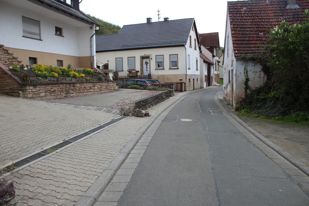 POL-PDKL: Verkehrsunfallflucht