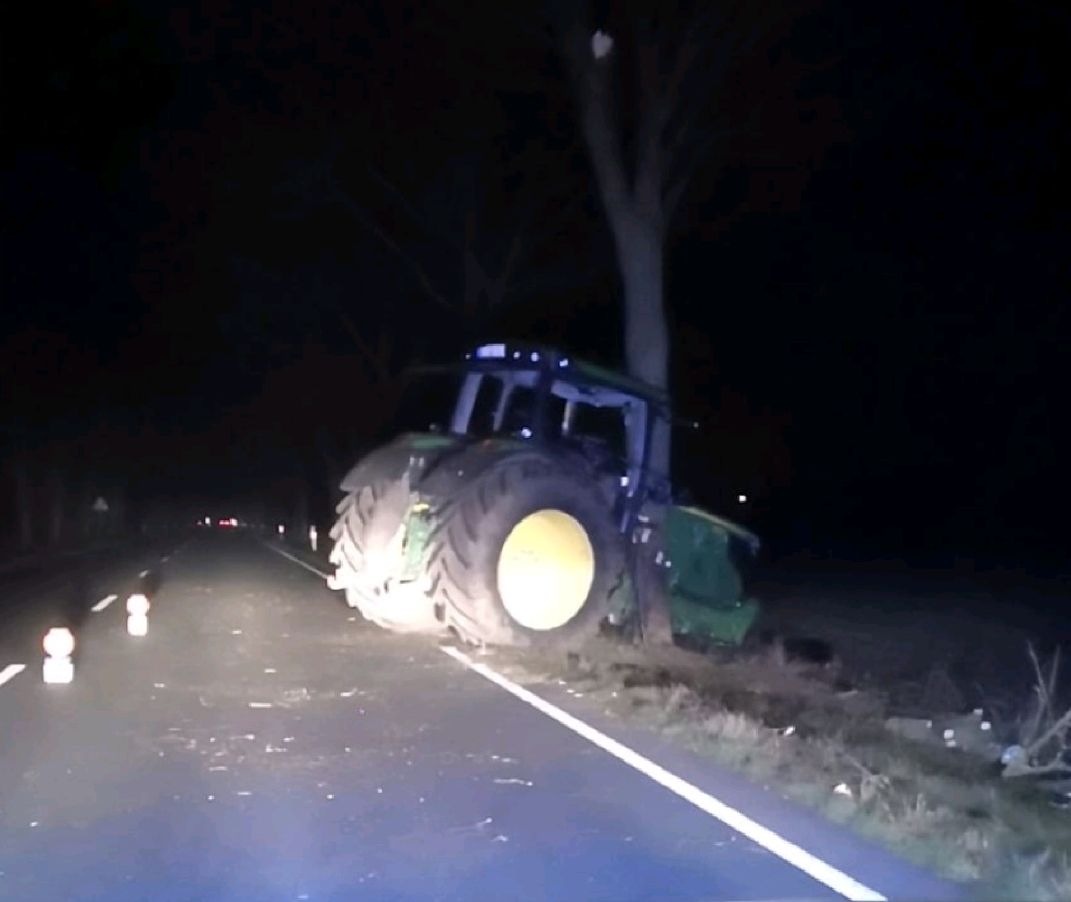 POL-STD: Treckerfahrer kommt von der Straße ab und kollidiert mit Straßenbaum - Fahrer leicht verletzt - Bundesstraße muss voll gesperrt werden