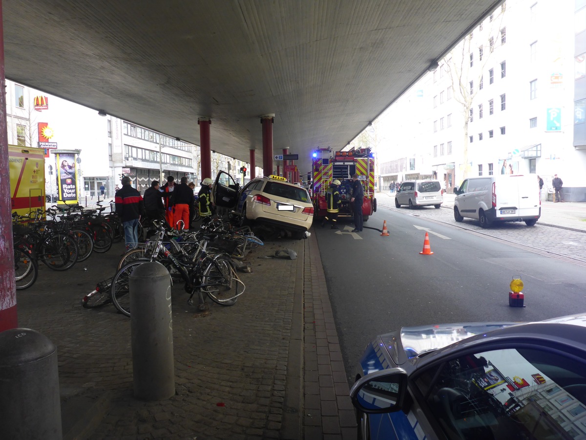 POL-HB: Nr.: 0185 --Taxi überfährt 21 Fahrräder--