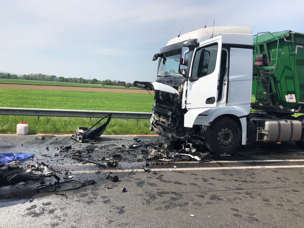 POL-MI: Auto prallt frontal gegen Sattelzug: Schwerer Unfall auf der B 482