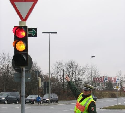 POL-NI: Verkehrsüberwachung - Polizei musste mehrfach Grünpfeil-, Handy- und Gurtverstöße ahnden -Bild im Downlaod-