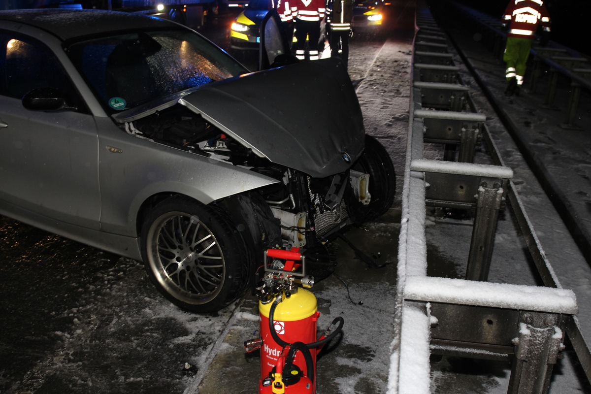 POL-BI: Alleinunfall mit Fahrerflucht auf A 44 (FOTO)