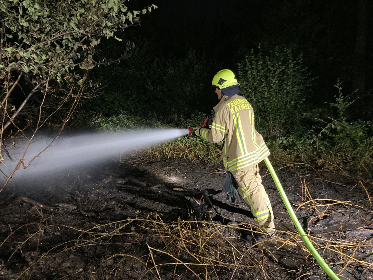 FW Ratingen: Nächtlicher Waldbrand konnte schnell gelöscht werden