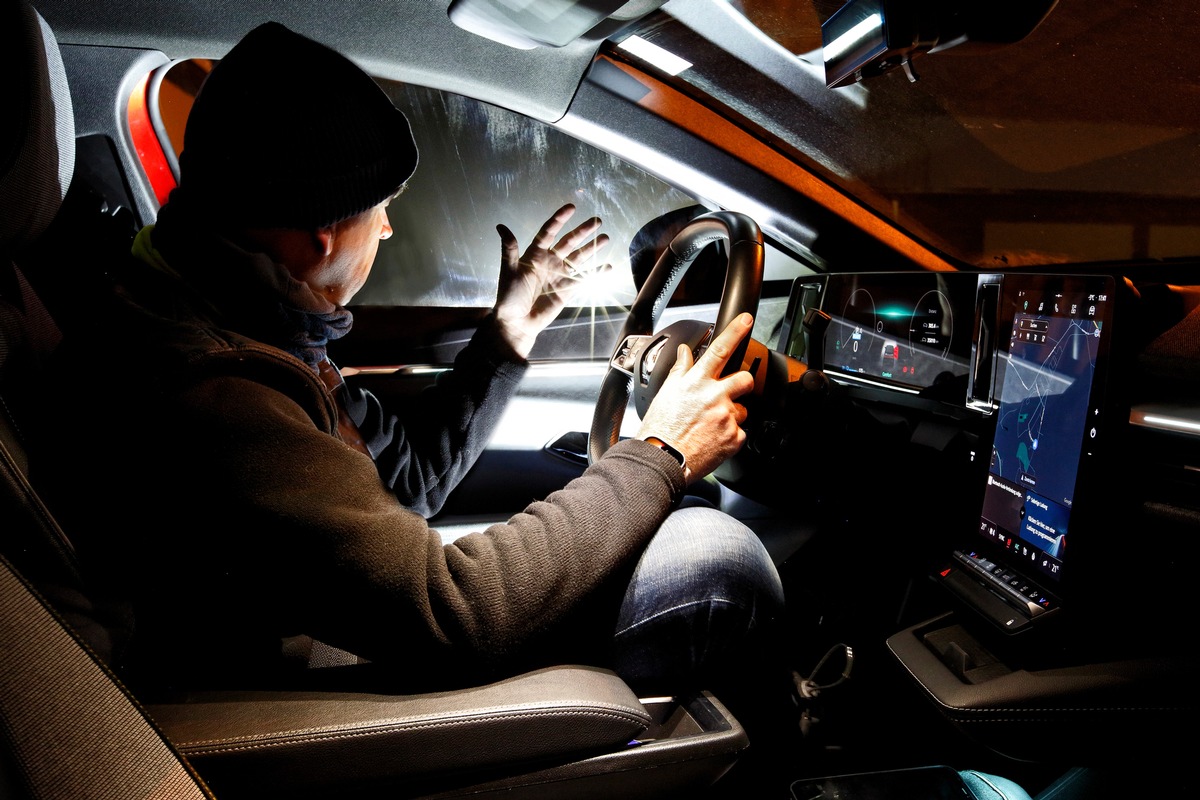 Sicherheit beim Autofahren in der Nacht: Besonders Fernlicht führt oft zu Blendung