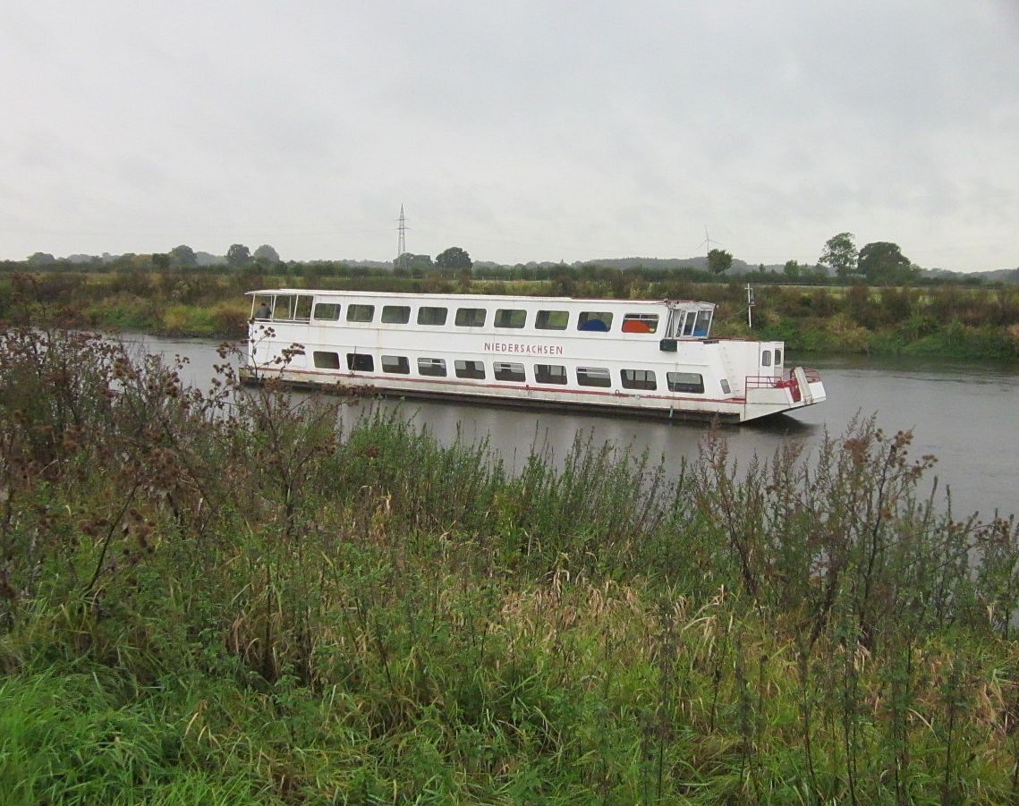 POL-NI: Zu wenig Wasser zu viel Tiefgang - Fahrgastschiff gestrandet -Bild im Download-