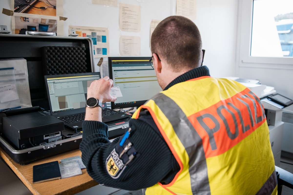 Bundespolizeidirektion München: Gefälschter norwegischer und belgischer Ausweis/ Bundespolizei verweigert syrischen Busreisenden die Einreise