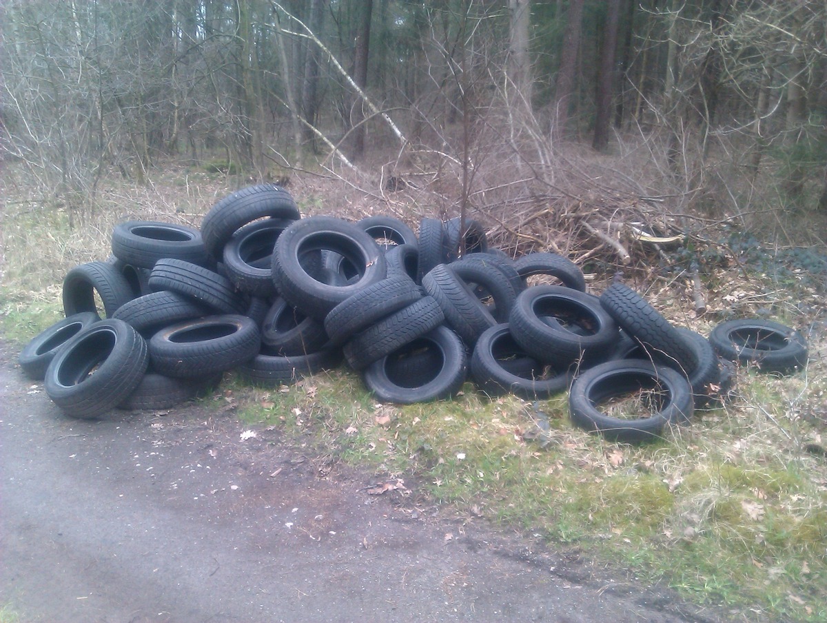 POL-CUX: Unbekannte entsorgen Autoreifen in der Natur