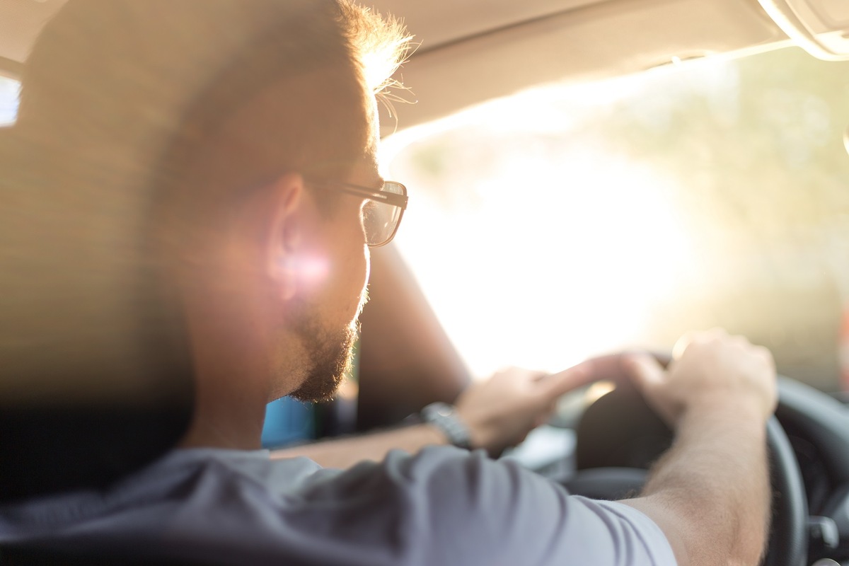 Verkehrssicherheit und Infektionsschutz: Maske und Sonnenbrille am Steuer