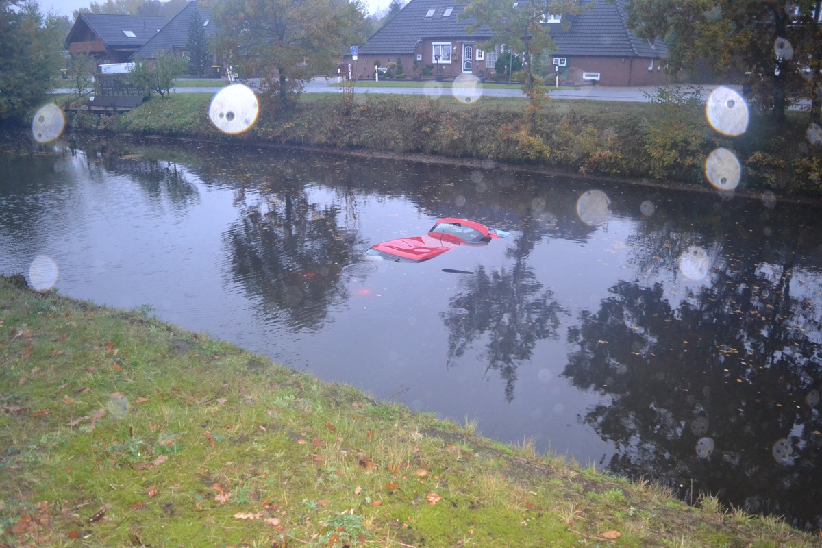 POL-AUR: Fotos: Wiesmoor - Auto versank im Kanal