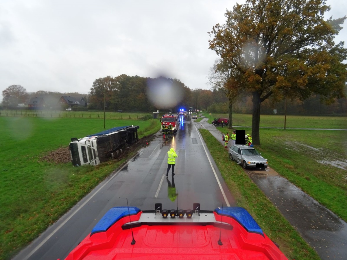 FW Sonsbeck: Verkehrsunfall mit drei Verletzten und umgestürztem LKW