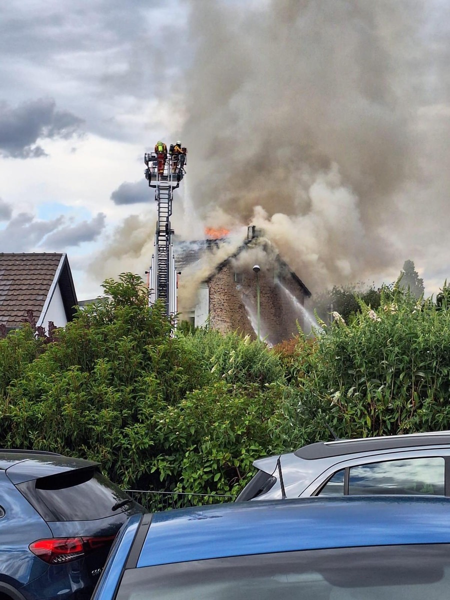 FW Düren: +++ Wohngebäude am Samstagabend in Vollbrand +++