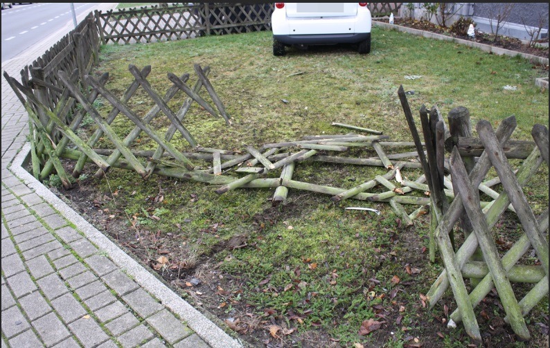 POL-UN: Bergkamen -  Verkehrsunfall 
- Pkw landete im Vorgarten, Fahrzeugführerin leicht verletzt -