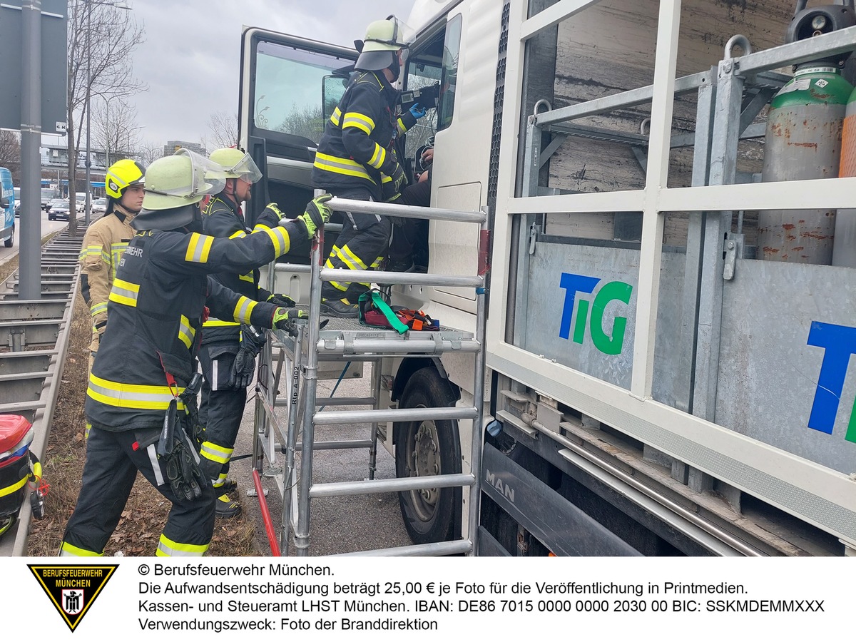 FW-M: Lkw-Fahrer wird gerettet (Sendling-Westpark)