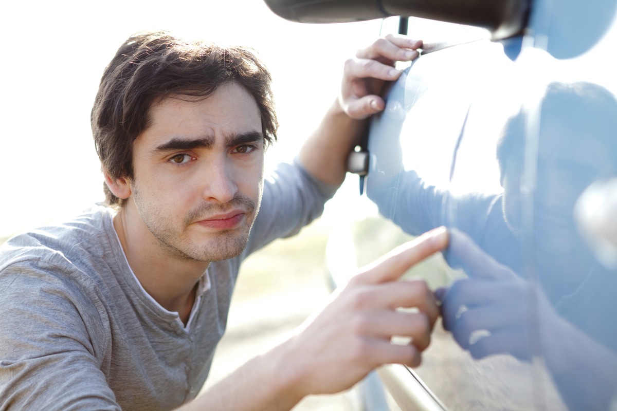 Parkrempler mit dem Auto: Wie verhalte ich mich richtig? (FOTO)