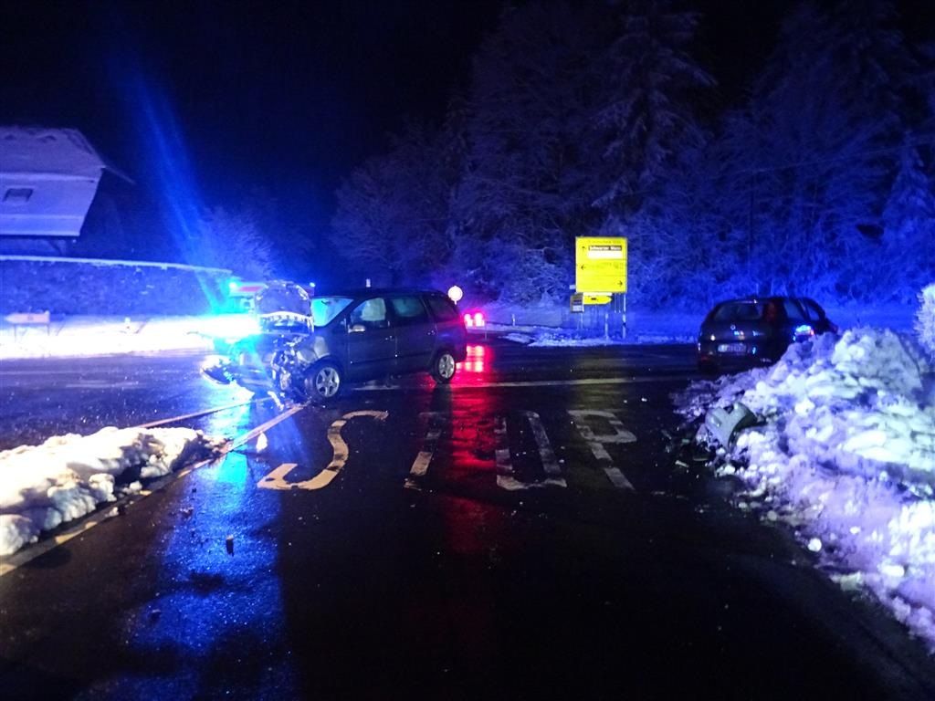 POL-PDWIL: Verkehrsunfall mit vier verletzten Personen