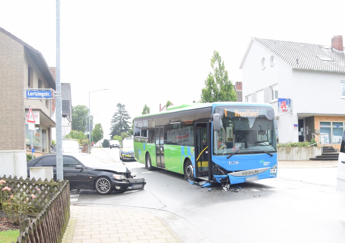 POL-HF: Unfall mit Omnibus- Zusammenstoß in der Einmündung